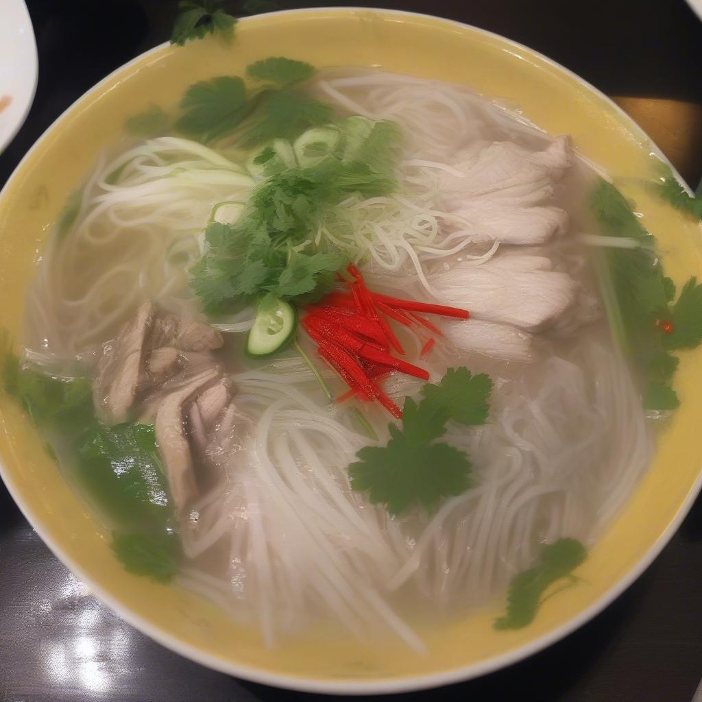 Phở gà trộn đêm Hà Nội